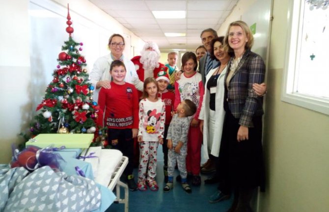 Zaposleni NLB Banke uljepšali novogodišnji dan pacijentima dječije bolnice