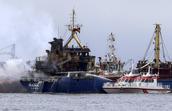 Najmanje 15 ljudi spašeno nakon požara na teretnom brodu