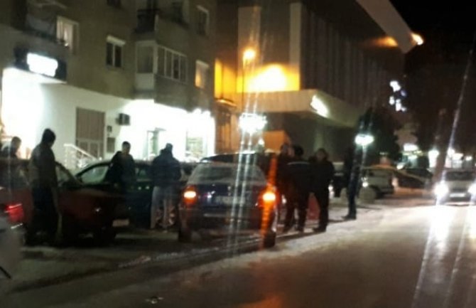 BMW-om udario u parkirana vozila u centru Bijelog Polja