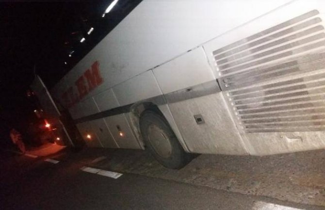 Autobus sa 50 putnika se pokvario u Platijama: 