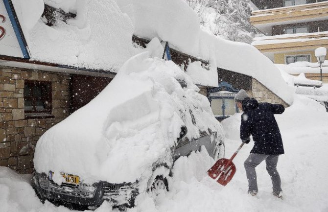 Najmanje sedam osoba poginulo u Alpima, u Austriji se očekuje i do 120 cm novog snijega