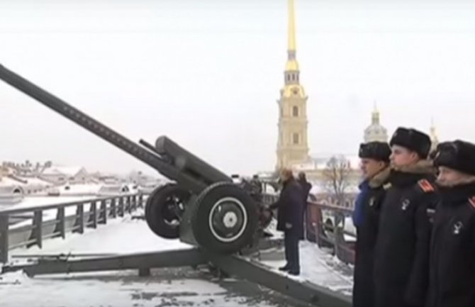 Putin pucao iz topa u Sankt Peterburgu (VIDEO)