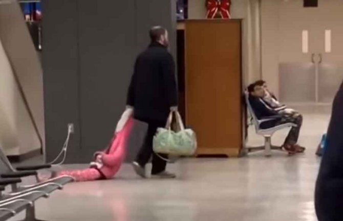 Otac vukao ćerku po podu da ne zakasni na let (VIDEO)