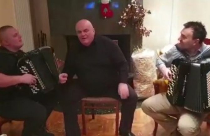 Palma uz zvuke harmonike čestitao Božić: Ne radim to zbog politike, ja sam takav čovjek(VIDEO)