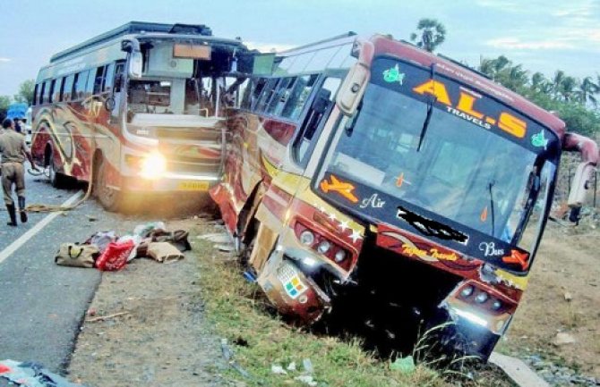 U sudaru dva autobusa poginulo 17 osoba