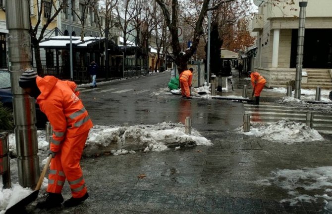 Gradske službe i dalje na terenu u PG: Uklanjaju snijeg sa trotoara(FOTO)