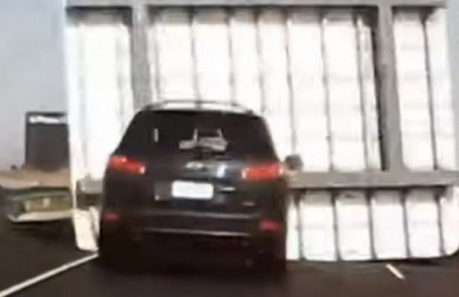Znak na autoputu pao na automobil, žena srećom preživjela(VIDEO)