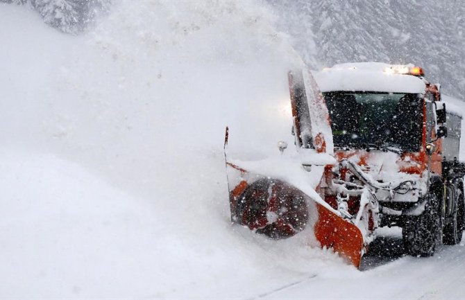 Spasilačke službe u južnoj Njemačkoj koriste zatišje u  nevremenu da raščiste snijeg
