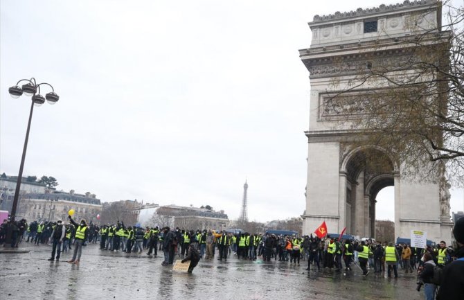 Pariz: Demonstranti se sukobili sa policijom kod Trijumfalne kapije, uhapšene 53 osobe (FOTO)