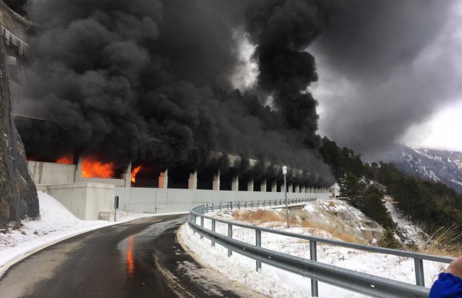 Izgorio autobus koji je prevozio hrvatske đake: Zapalio se u tunelu dok su se vraćali sa skijanja