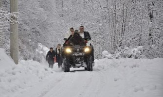 Scena neobičnih svatova: Mladence iz Kragujevca kroz sniježne smetove prevezla monahinja na motoru (foto)