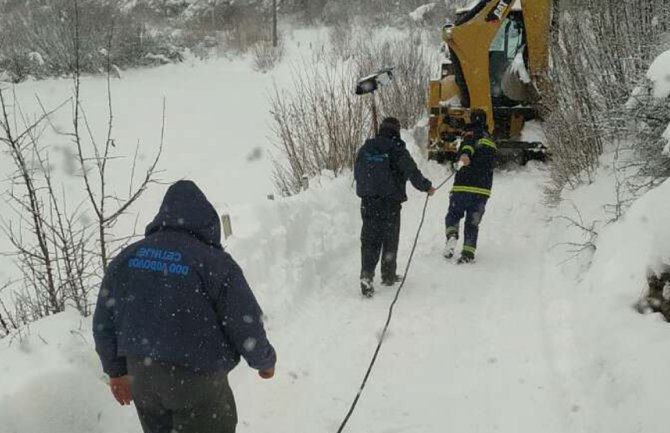 Cetinje: Zaglavio se bager Vodovoda u snijegu, intervenisali vatrogasci