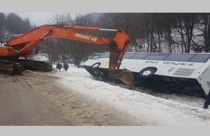 Novi Travnik: Sletio autobus, povrijeđeno 14 osoba