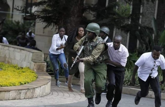 Pet osoba stradalo u napadu u Keniji, državljanin Crne Gore bezbjedno evakuisan (VIDEO)