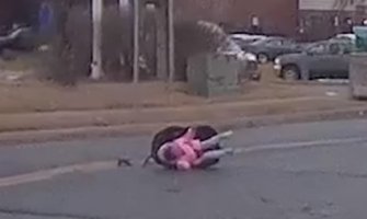 Dvogodišnje dijete ispalo iz auta, majka nastavila da vozi (VIDEO)