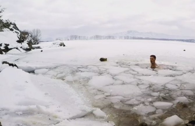Izdržljiv kao Rus: Januarsko kupanje u zaleđenom jezeru Krupac (VIDEO)