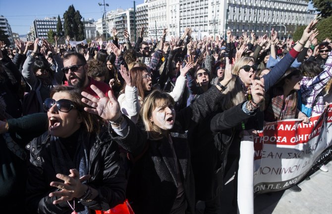 Prosvjetni radnici protestuju u Atini, kratki sukob s policijom (FOTO)