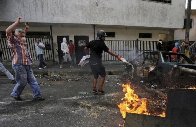 Velike demonstracije u Venecueli: Haos na ulicama Karakasa (FOTO) (VIDEO)