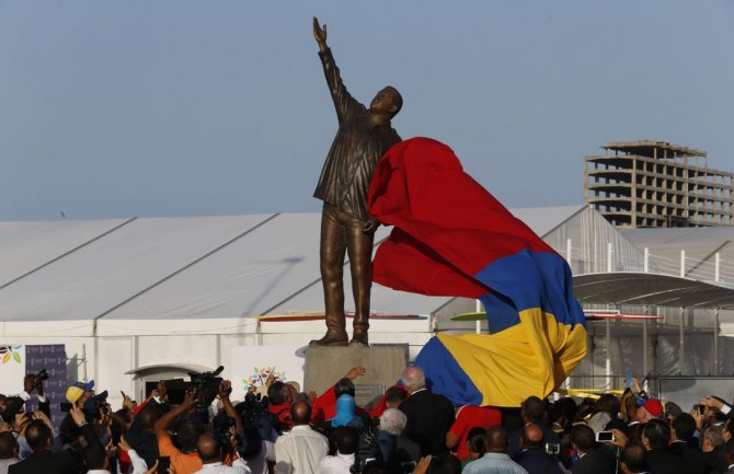Venecuela: Demonstranti spalili statuu Čaveza