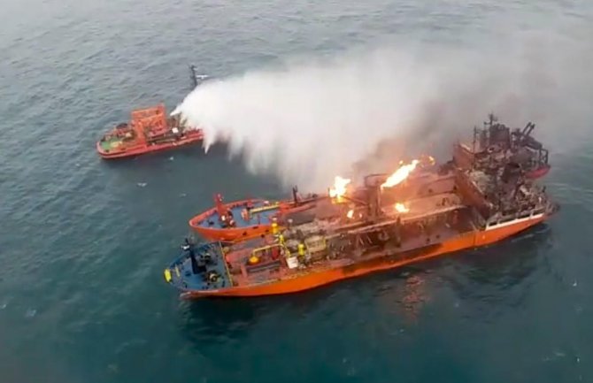 Brodovi u Kerčkom moreuzu i dalje gore, potraga za 10 mornara (FOTO) (VIDEO)