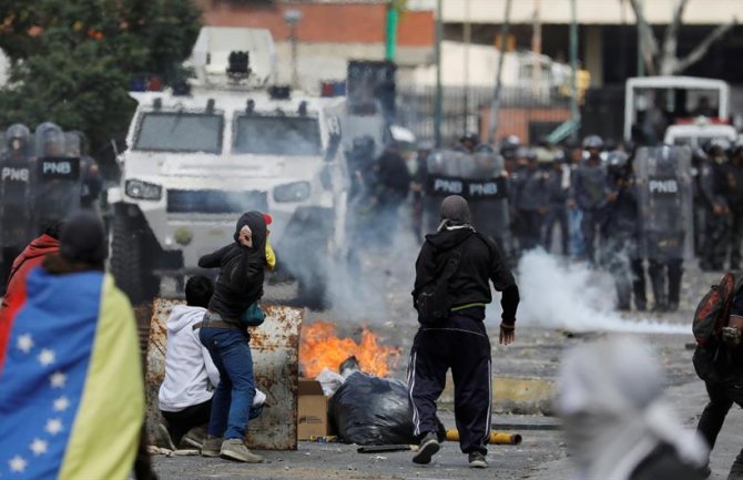 Venecuela povlači diplomatsko osoblje iz SAD, stotine uhapšenih tokom protesta