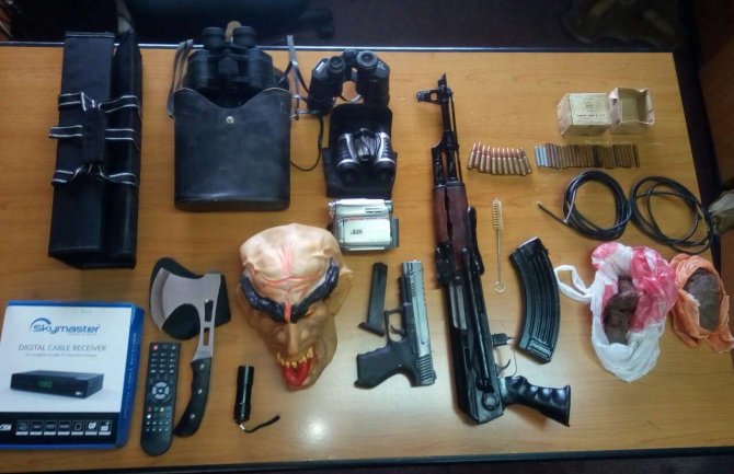 Kod Beranca pronađena automatska puška, eksploziv, silikonska maska, municija, sporogoreći štapini i marihuana