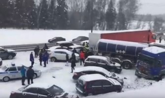Snijeg napravio haos u Moskvi: 50 vozila učestvovalo u nekoliko sudara (VIDEO)