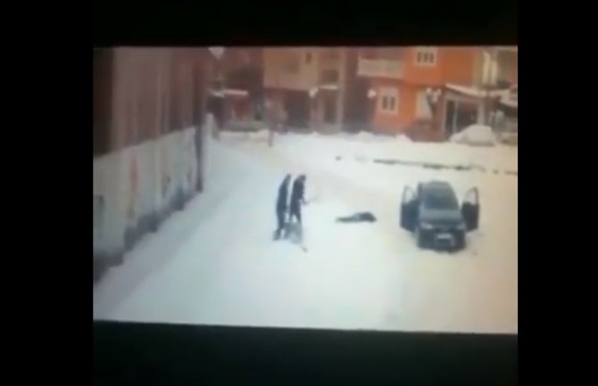  Policajac i njegov prijatelj letvom prebili dvojicu dječaka: Demolirali im lokal(VIDEO)