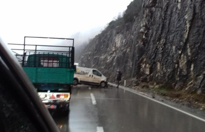 Nezgoda na putu Nikšić-Podgorica, jedna osoba povrijeđena