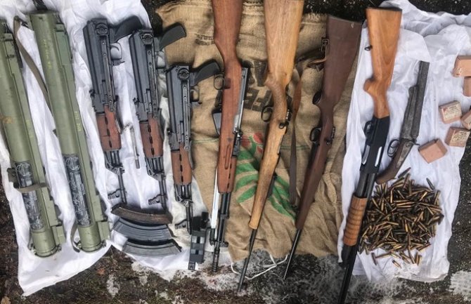 Policija otkrila i oduzela arsenal oružja i municije, uhapšen Nikšićanin