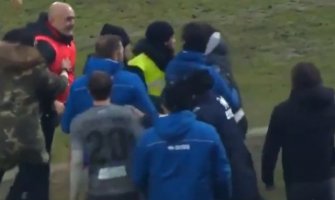 Trener glavom nokautirao asistenta, pa izbačen iz fudbala (VIDEO)