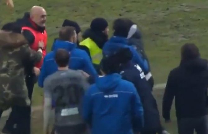 Trener glavom nokautirao asistenta, pa izbačen iz fudbala (VIDEO)