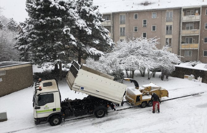 Snijeg u Njemačkoj: Otkazani letovi, saobraćajne nesreće i zarobljena vozila