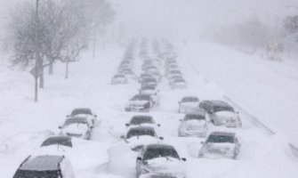 Britanija u snijegu: Vozači proveli noć u pabovima i školama