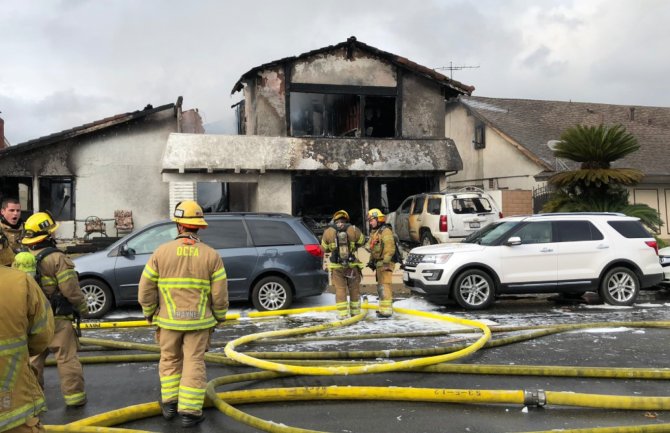 Srušio se mali avion u predgrađu, vatra uništila kuće, najmanje 5 osoba stradalo(VIDEO)