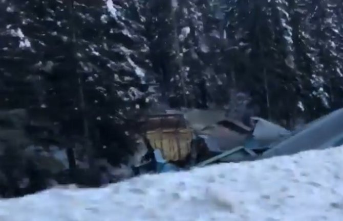 Kanada: Prevrnuo se teretni voz, lokomotiva pala u rijeku, troje mrtvih (VIDEO)