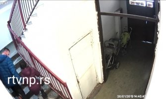 Užasavajući snimak iz Novog Pazara: Pokušao da zlostavlja djevojčicu u ulazu zgrade(VIDEO)