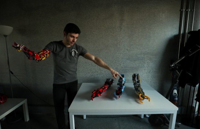 19-godišnjak napravio sebi protetičku ruku od Lego kockica(VIDEO)
