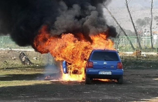 U podgoričkom naselju Murtovina izgorio automobil