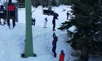 Drama na skijalištu: Dječak visio na žičari obješen za kapuljaču! (VIDEO)