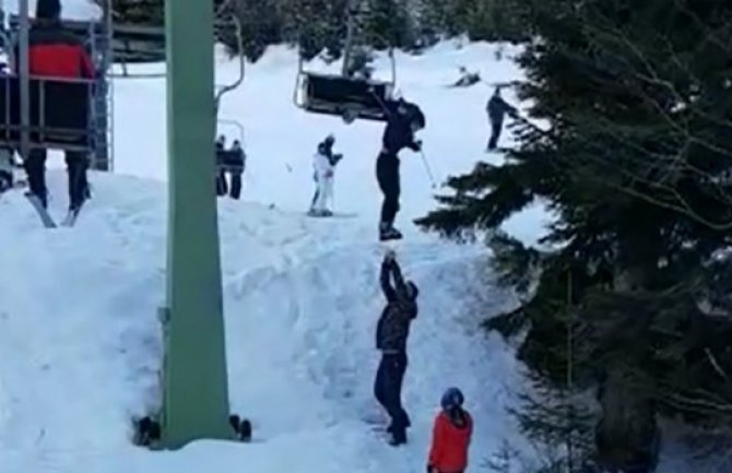 Drama na skijalištu: Dječak visio na žičari obješen za kapuljaču! (VIDEO)