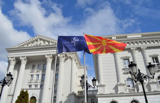 Zastava NATO-a podignuta ispred zgrade Vlade Makedonije