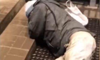 Šokantan snimak: Obezbjeđenje bolesnog čovjeka izbacilo iz bolnice (VIDEO)