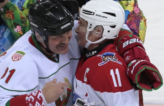 Putin i Lukašenko odigrali hokej na ledu (VIDEO)