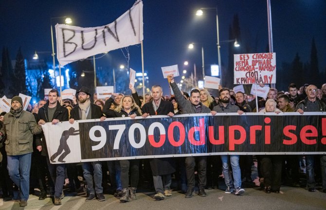 Više hiljada građana na protestu u Podgorici: Zatražene ostavke predsjednika i premijera