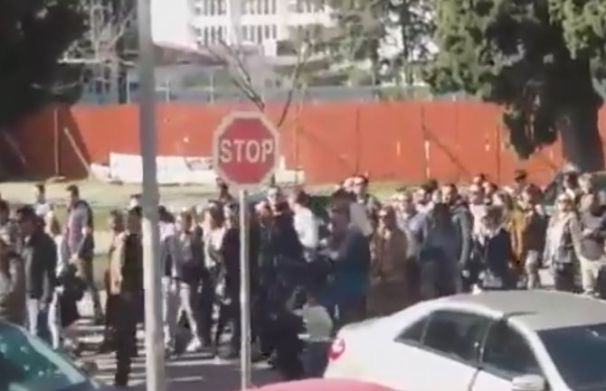 Protest u Baru: Vrtić na drugoj lokaciji, ponovo posaditi čemprese (VIDEO)