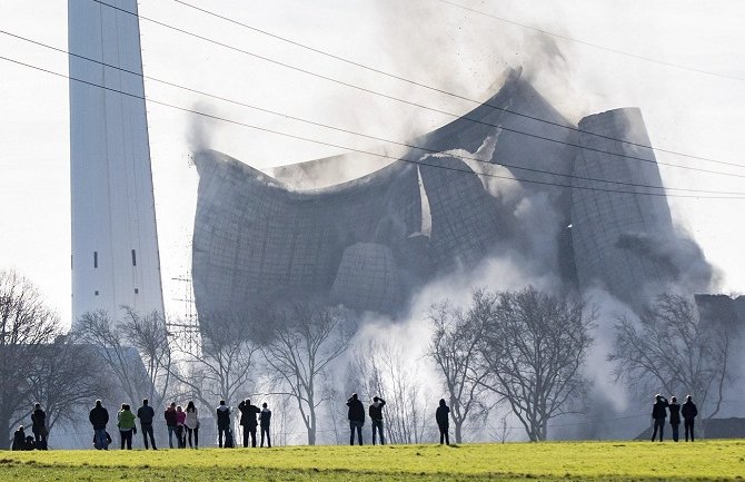 Njemačka: Za rušenje termoelektrane upotrijebljeno 250 kilograma eksploziva (VIDEO)