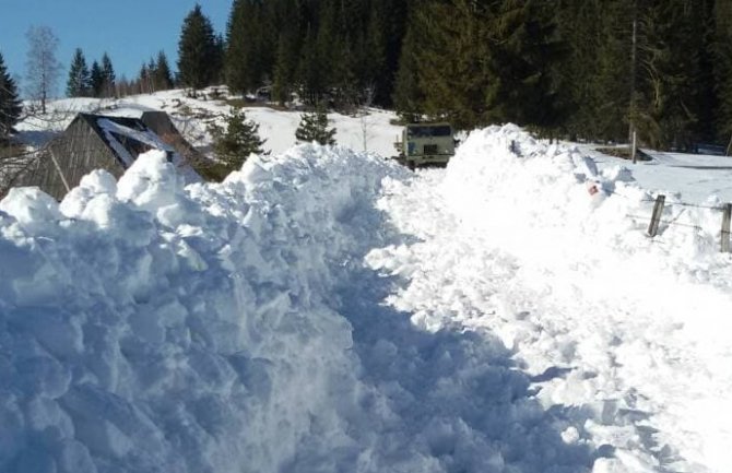 Bijelo Polje: Mehanizacije nema, lopatama čiste sniježne namete (VIDEO)