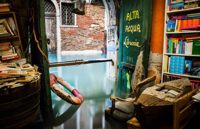Knjižara na vodi: Atrakcija u Veneciji koju turististi ne zaobilaze (VIDEO)