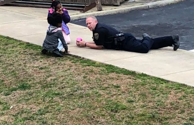 Policajac legao na beton i igrao se sa djecom da ih smiri koja su se uplašila zbog curenja gasa (FOTO)